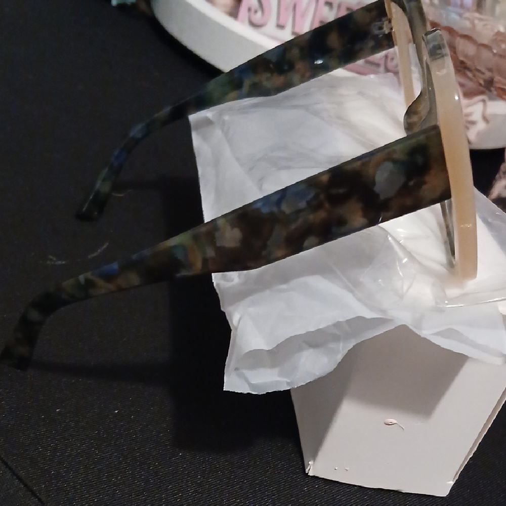Elegant Tortoise Shell Women's Glasses - Picture 2 of 4